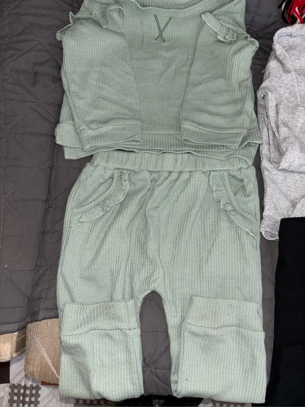 Baby clothes (girls)24 months 3 outfits and 1 shirt